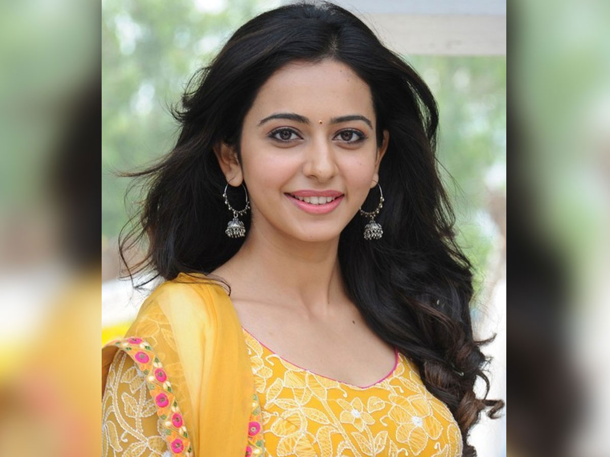 Controversial! Rakul Preet Singh buying medicine or wine publically?