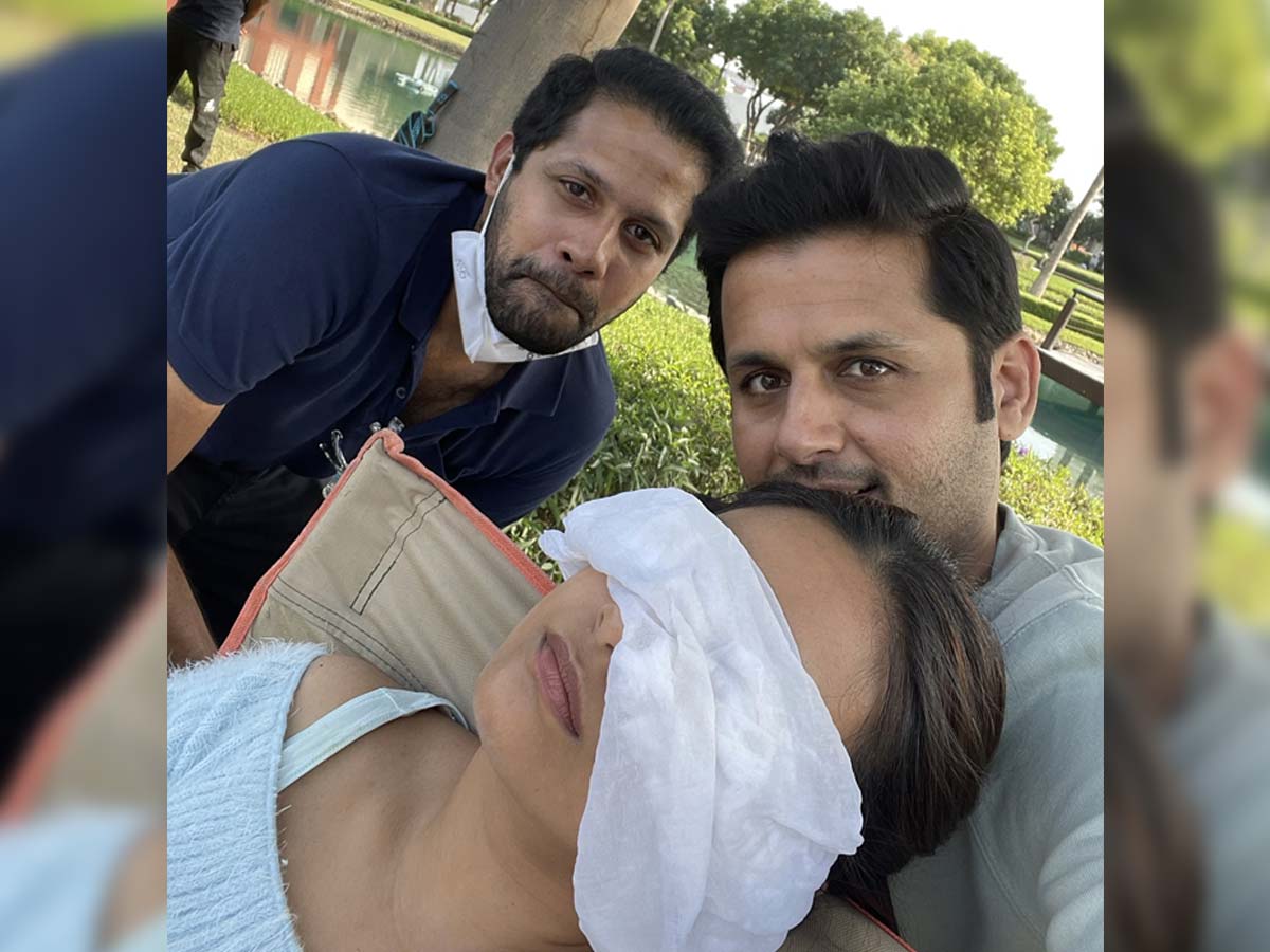 Keerthy Suresh relaxing while Nithiin sweating