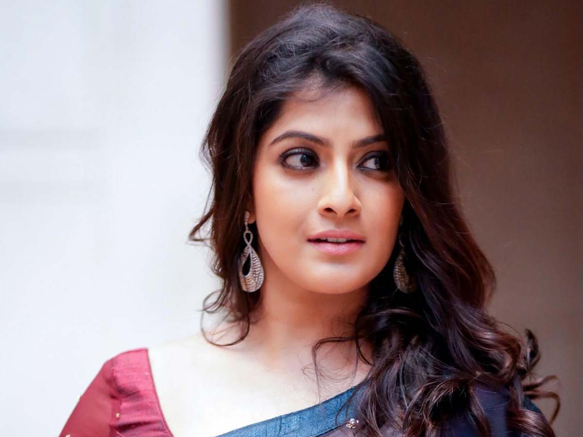 Varalaxmi Sarathkumar fight with Naandhi makers