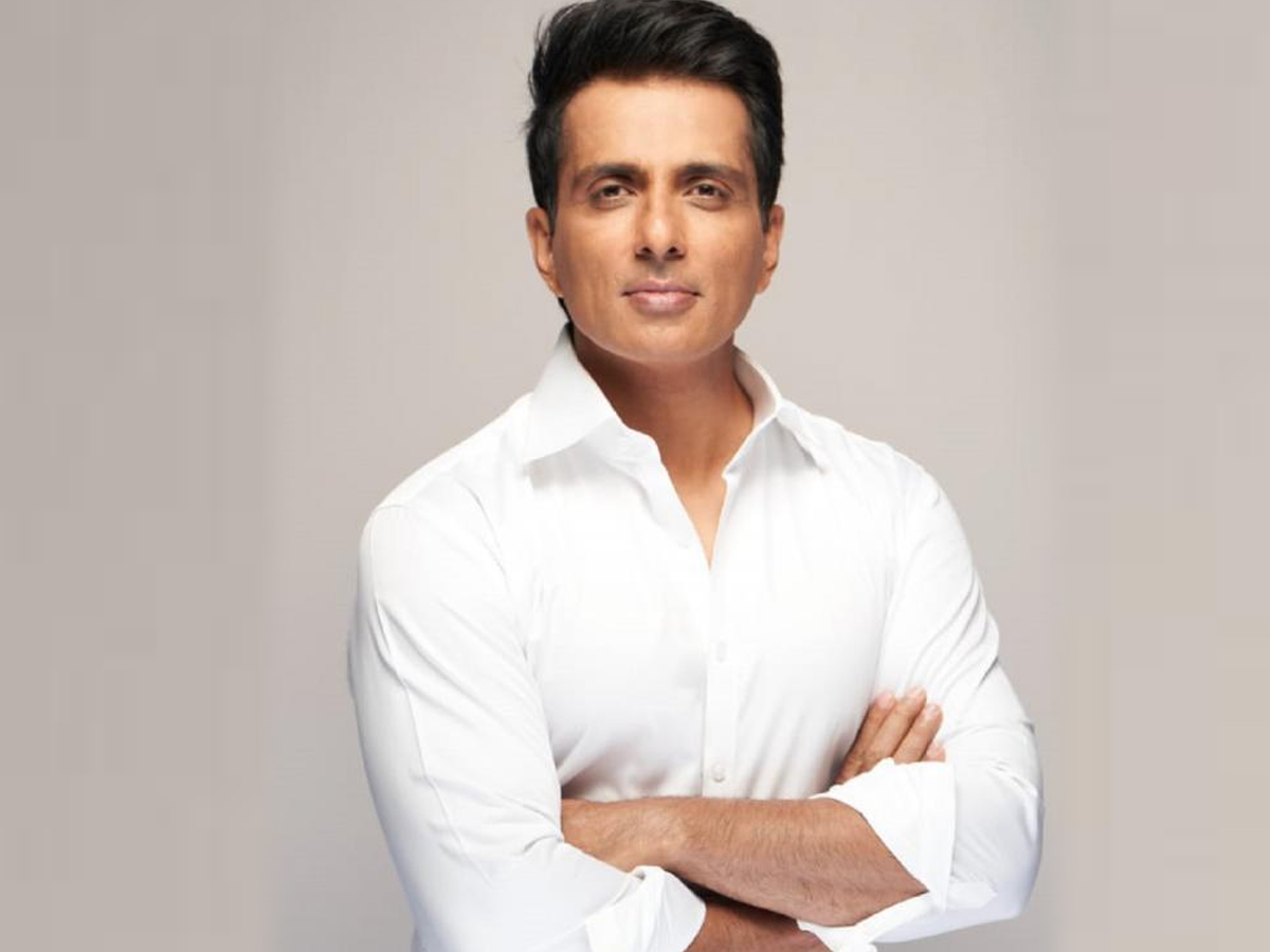 Fans demand Padma Vibhushan for Sonu Sood